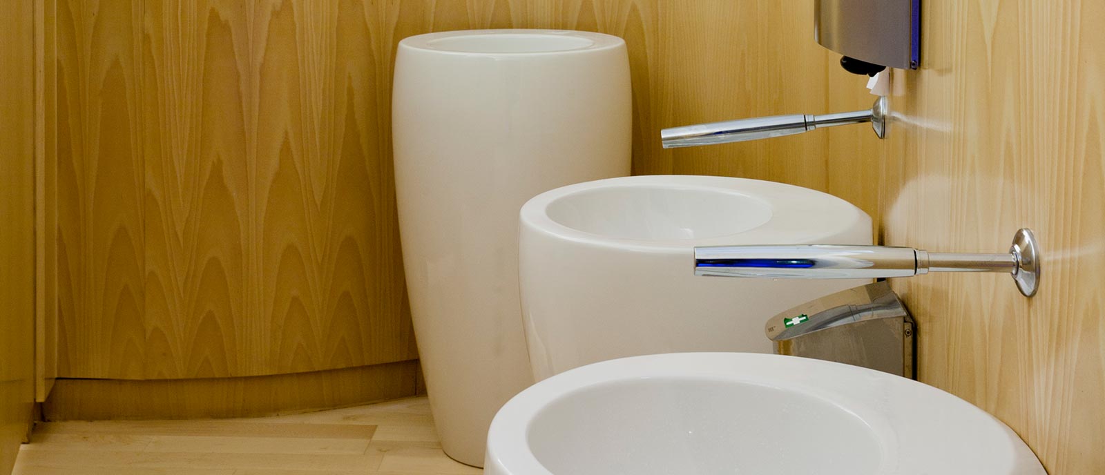 Baño público – «Iguales por naturaleza»