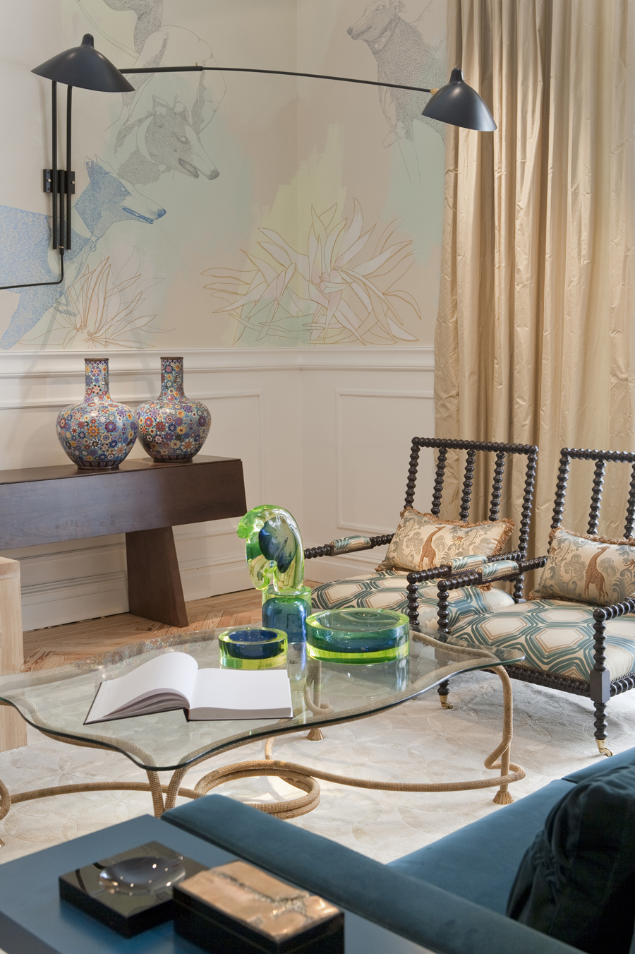Salón clásico y elegante por Silvia Cámara y Remigio Gudín en Casa Decor 2010