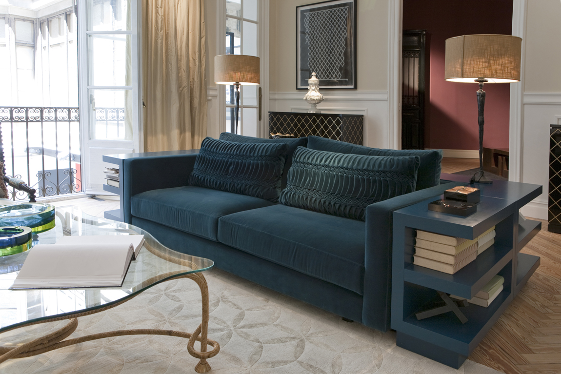 Salón clásico y elegante por Silvia Cámara y Remigio Gudín en Casa Decor 2010