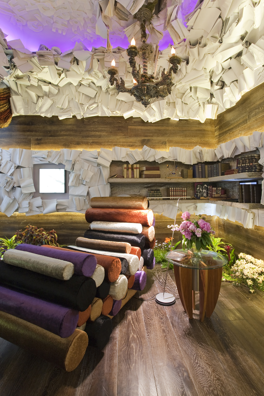 Biblioteca y arte floral por Arom Estudio en Casa Decor Madrid 2010