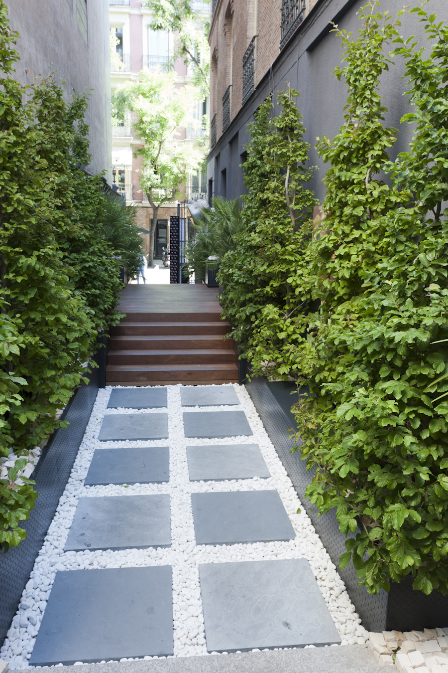 Jardín sencillo y ordenado por Jesús Ibáñez en Casa Decor Madrid 2011