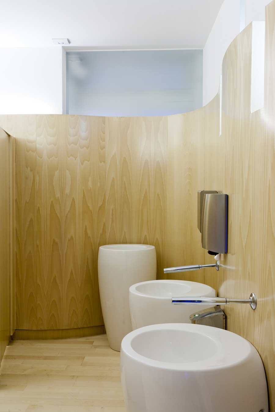Baño público por el equipo de S28 Arquitectura en Casa Decor 2011