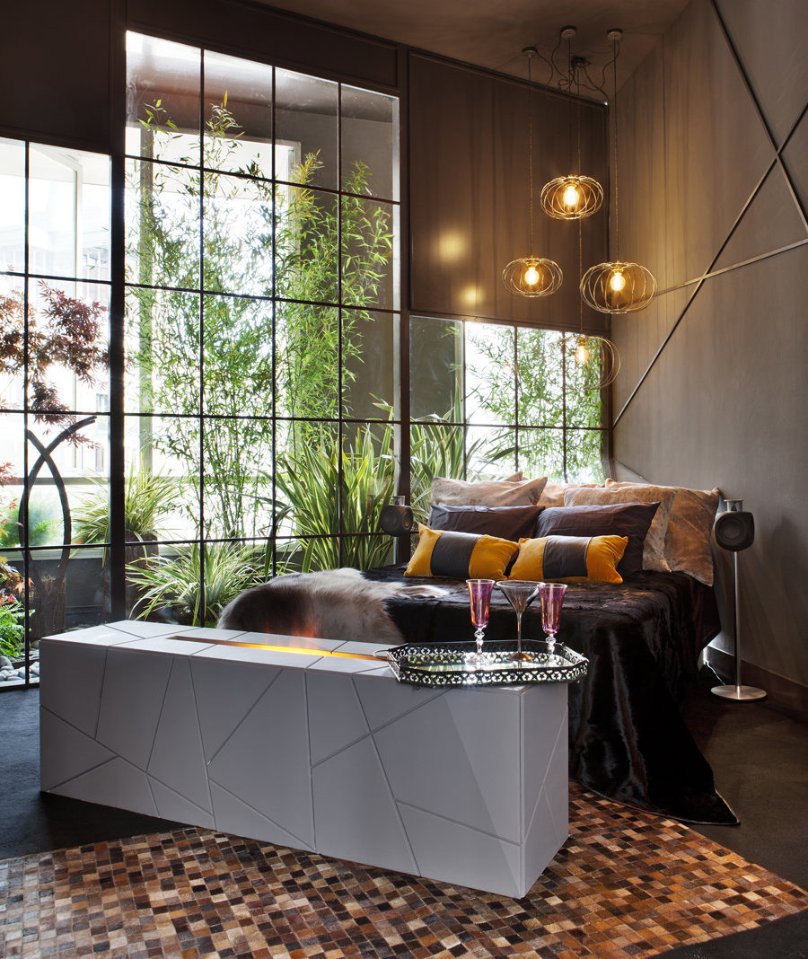 Dormitorio con jardín interior por Arqbellytura en Casa Decor 2013