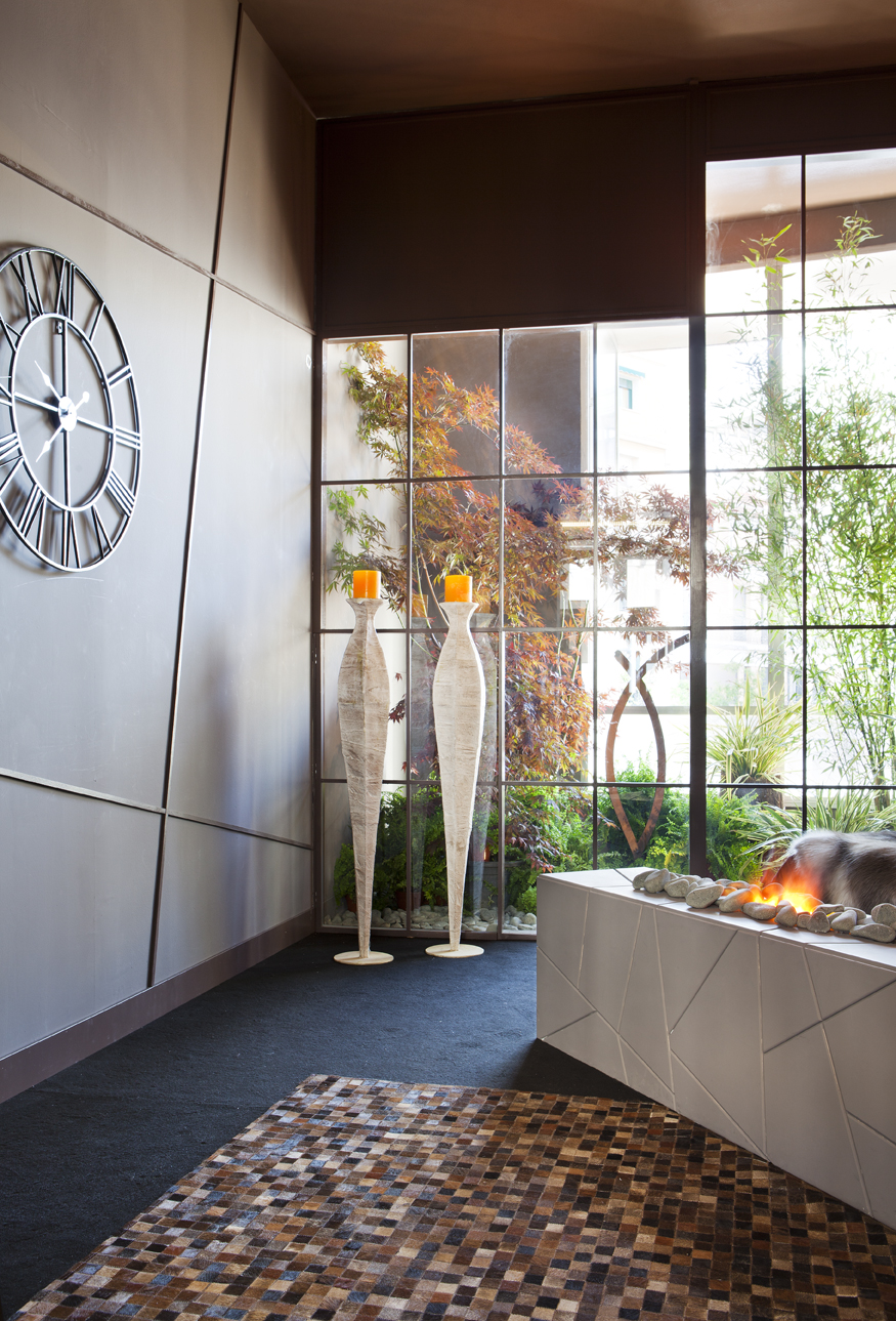 Dormitorio con jardín interior por Arqbellytura en Casa Decor 2013