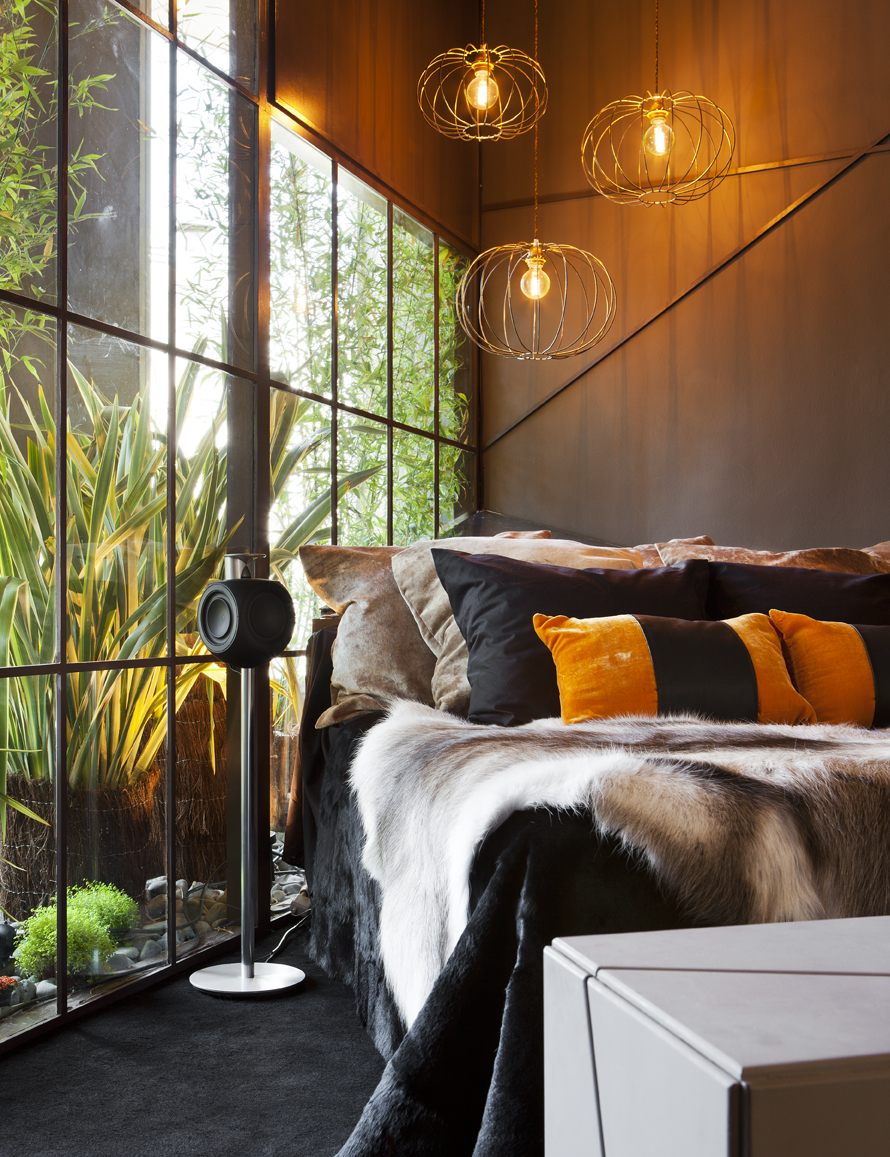 Dormitorio con jardín interior por Arqbellytura en Casa Decor 2013