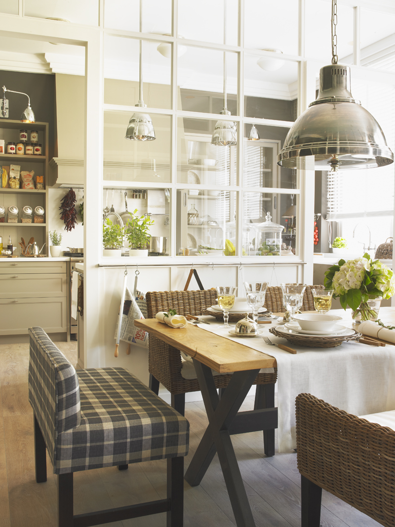 Cocina con despensa y planchador de Deulonder en Casa Decor 2013