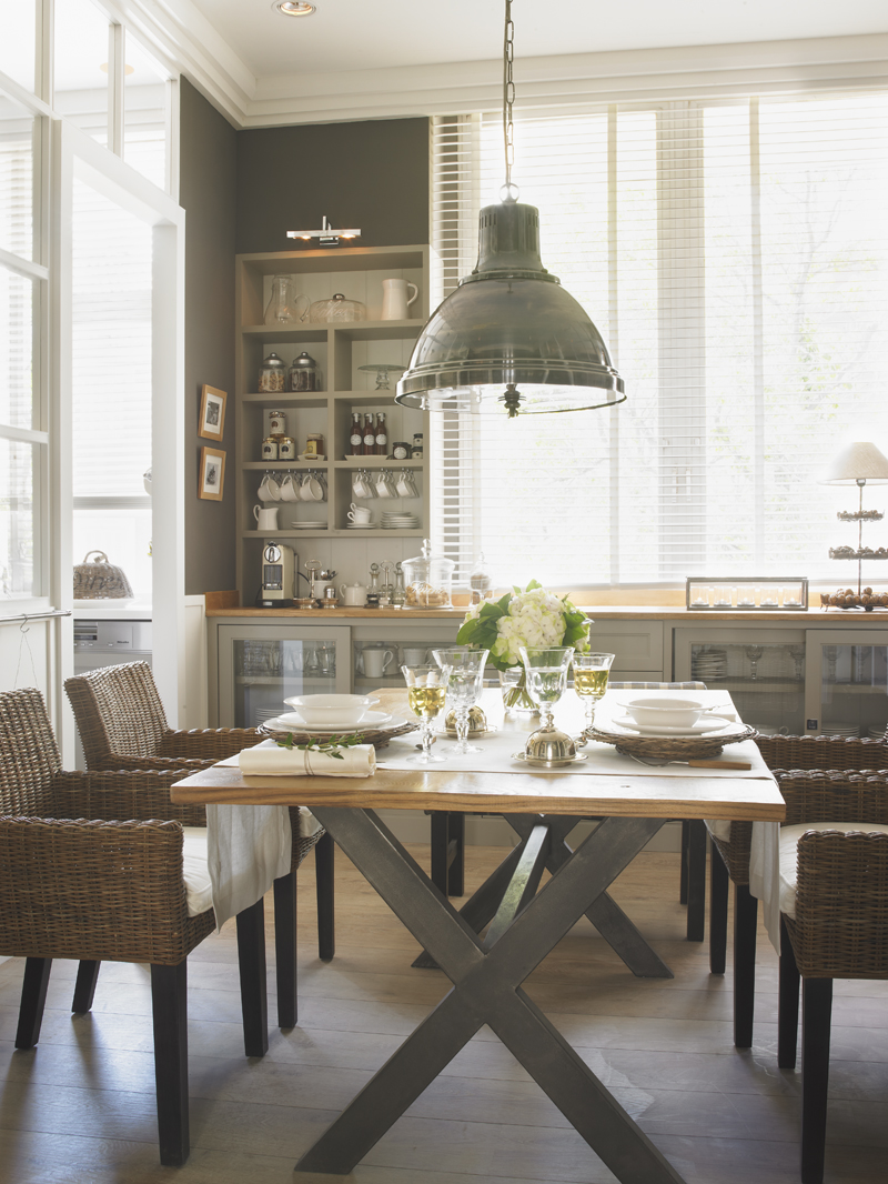 Cocina con despensa y planchador de Deulonder en Casa Decor 2013