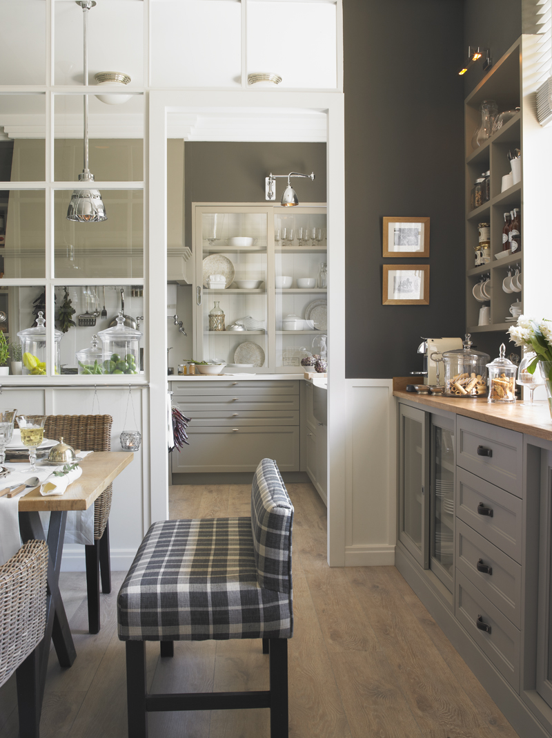 Cocina con despensa y planchador de Deulonder en Casa Decor 2013