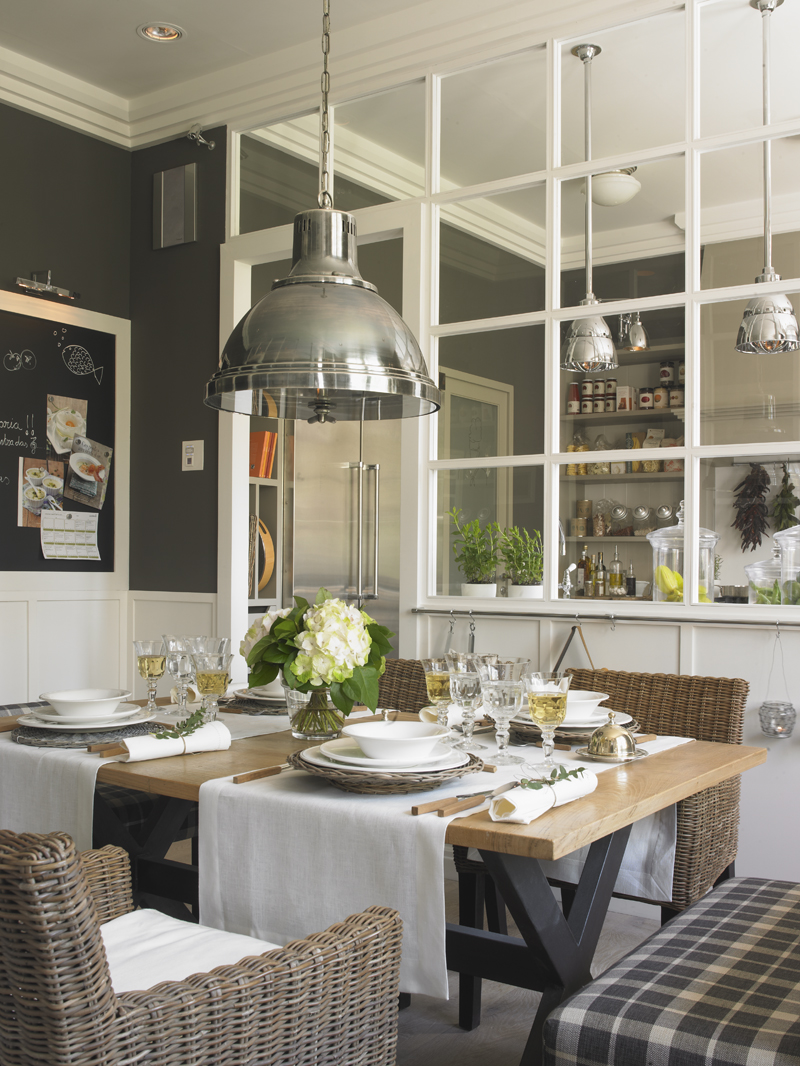 Cocina con despensa y planchador de Deulonder en Casa Decor 2013