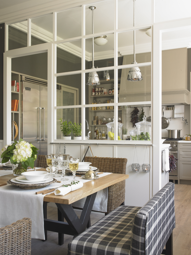 Cocina con despensa y planchador de Deulonder en Casa Decor 2013