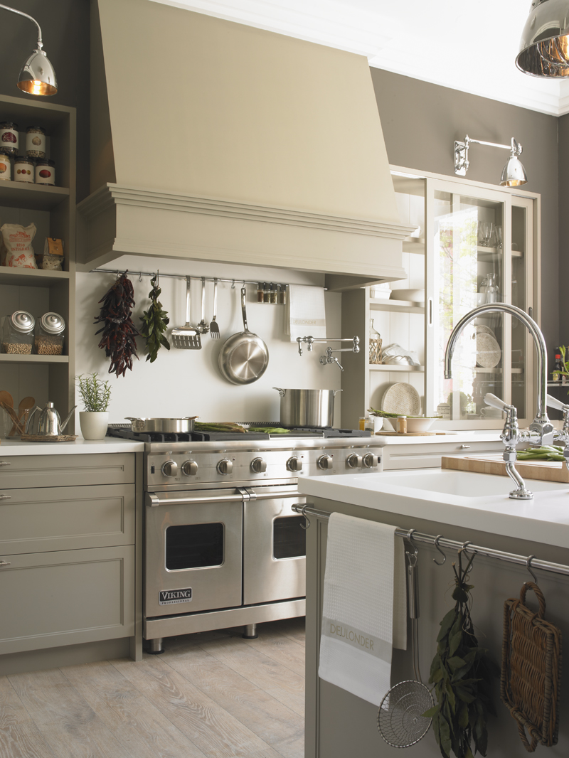 Cocina con despensa y planchador de Deulonder en Casa Decor 2013