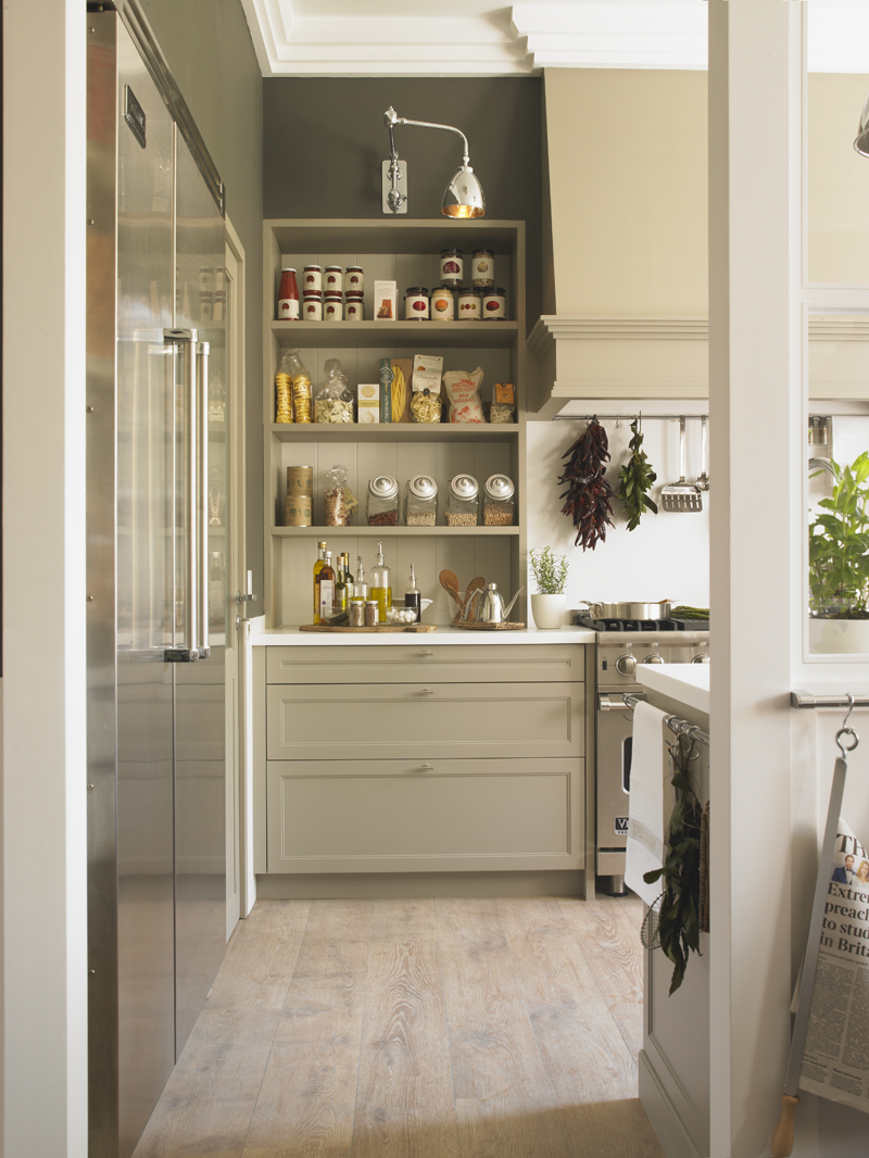Cocina con despensa y planchador de Deulonder en Casa Decor 2013