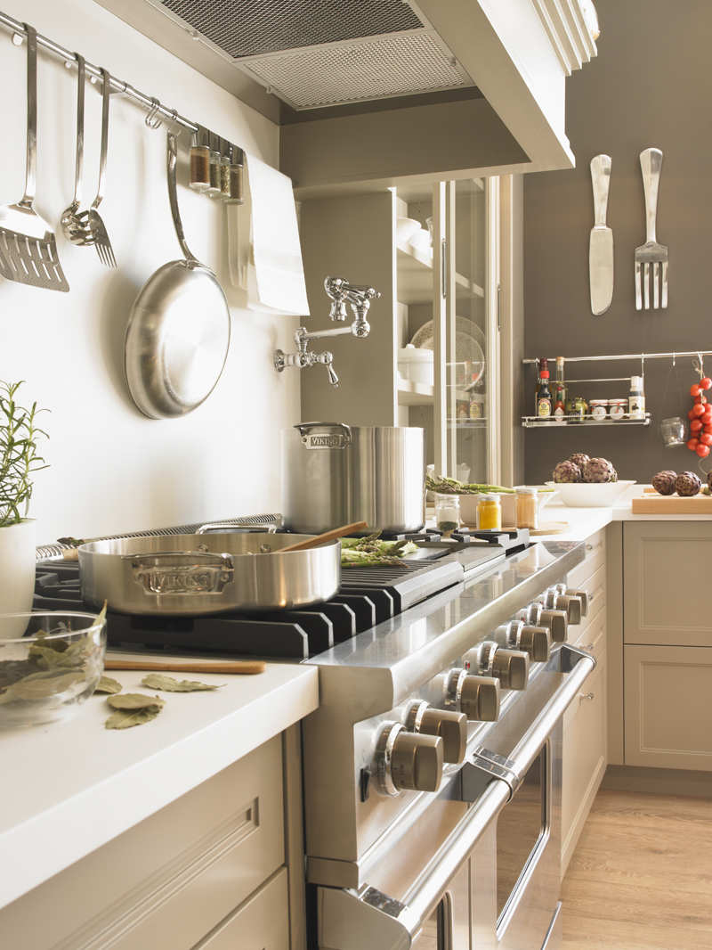 Cocina con despensa y planchador de Deulonder en Casa Decor 2013
