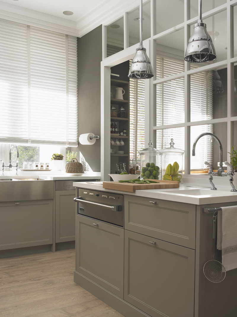 Cocina con despensa y planchador de Deulonder en Casa Decor 2013