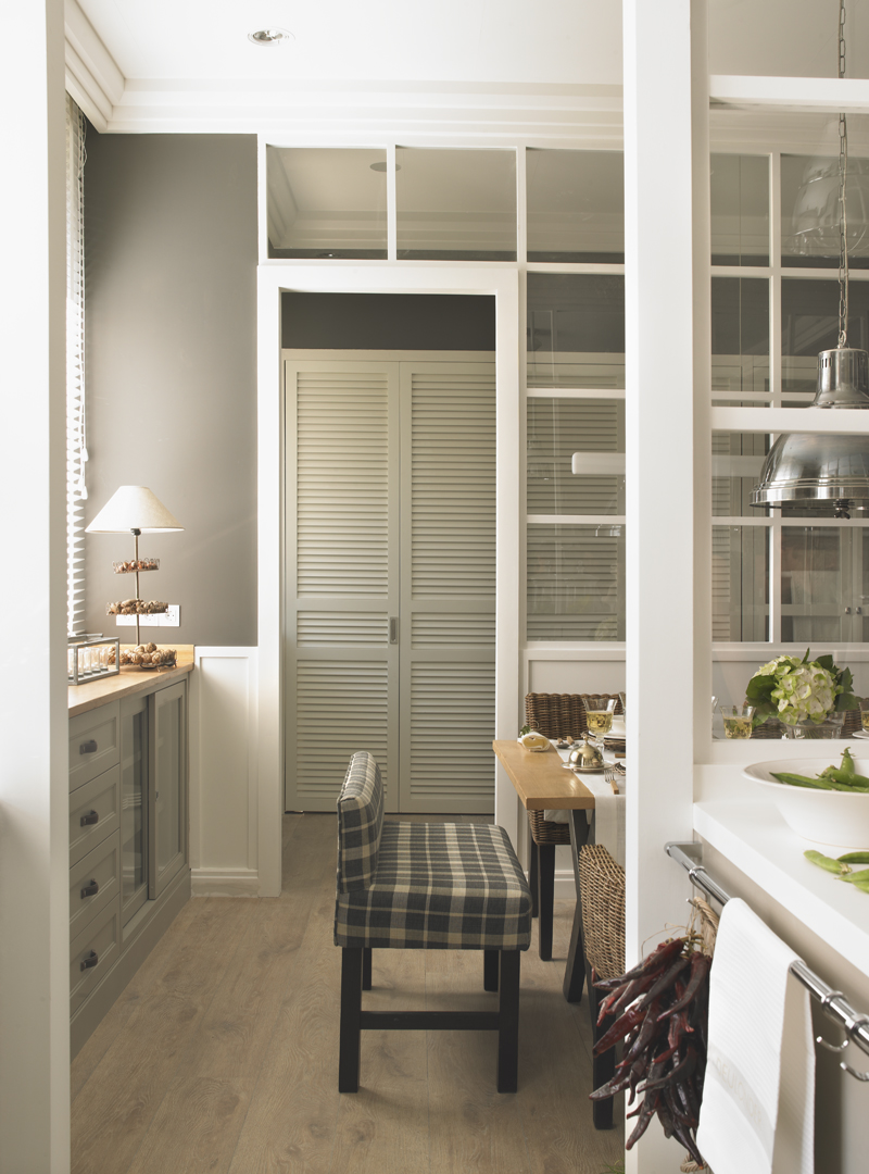 Cocina con despensa y planchador de Deulonder en Casa Decor 2013