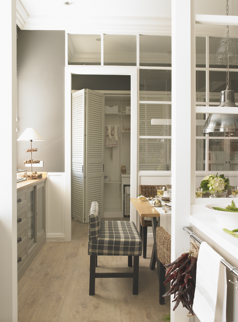 Cocina con despensa y planchador de Deulonder en Casa Decor 2013