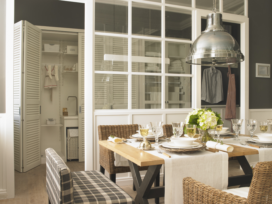 Cocina con despensa y planchador de Deulonder en Casa Decor 2013