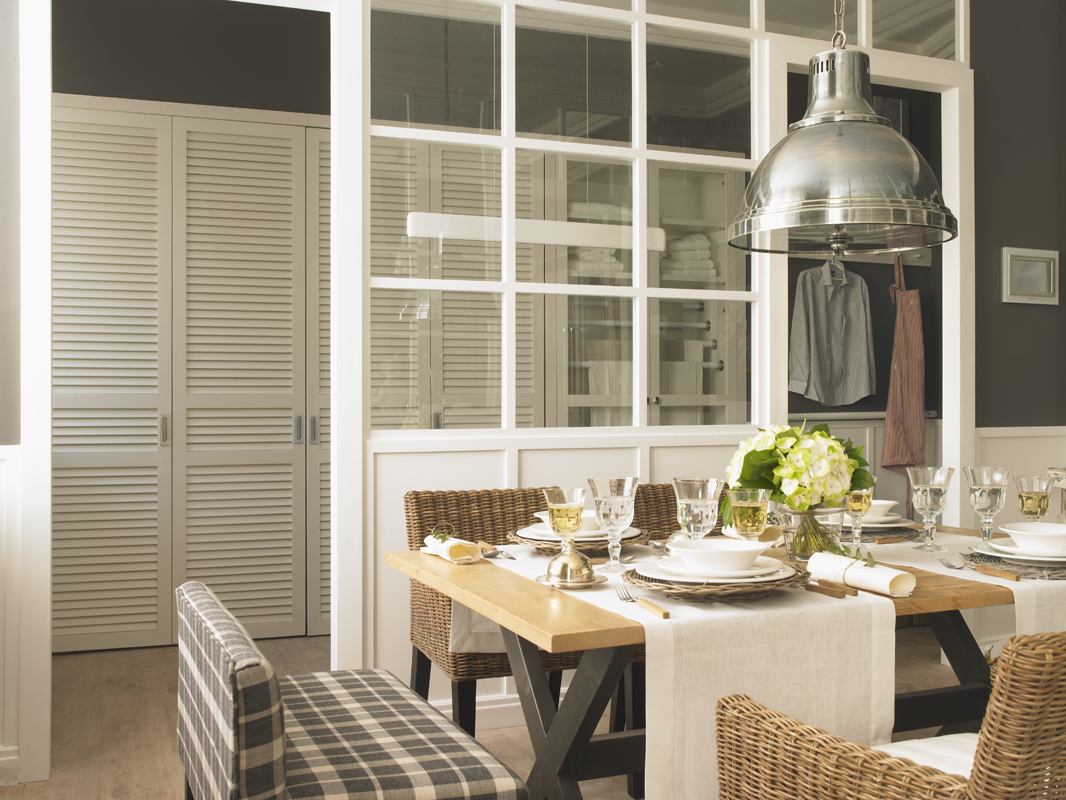Cocina con despensa y planchador de Deulonder en Casa Decor 2013