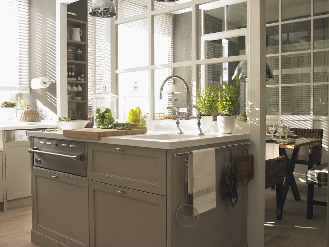 Cocina con despensa y planchador de Deulonder en Casa Decor 2013