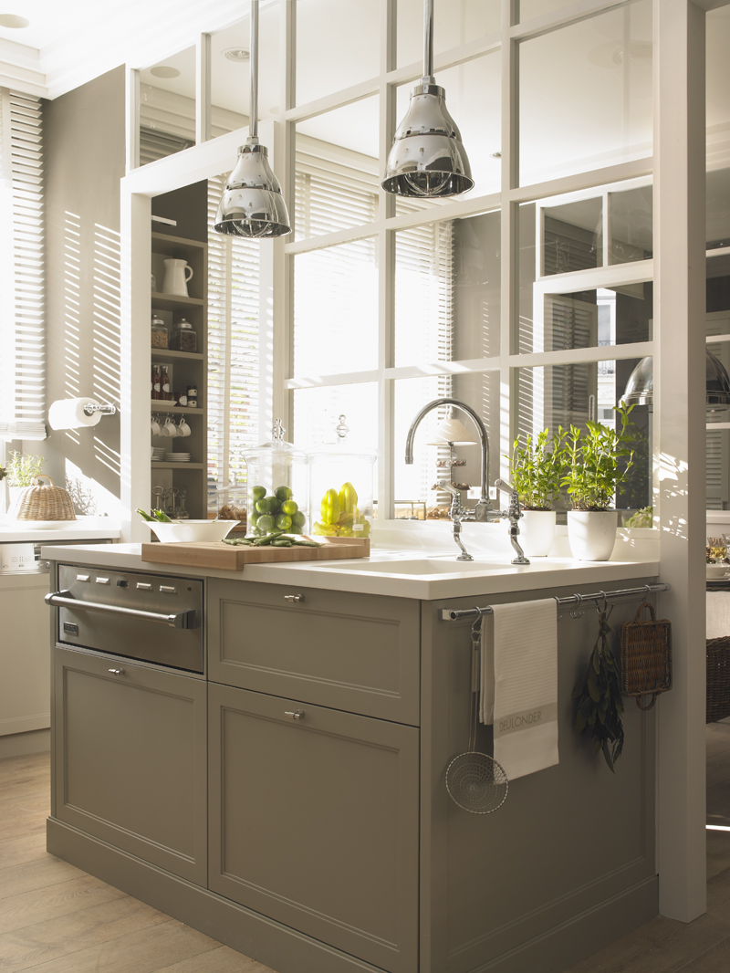 Cocina con despensa y planchador de Deulonder en Casa Decor 2013