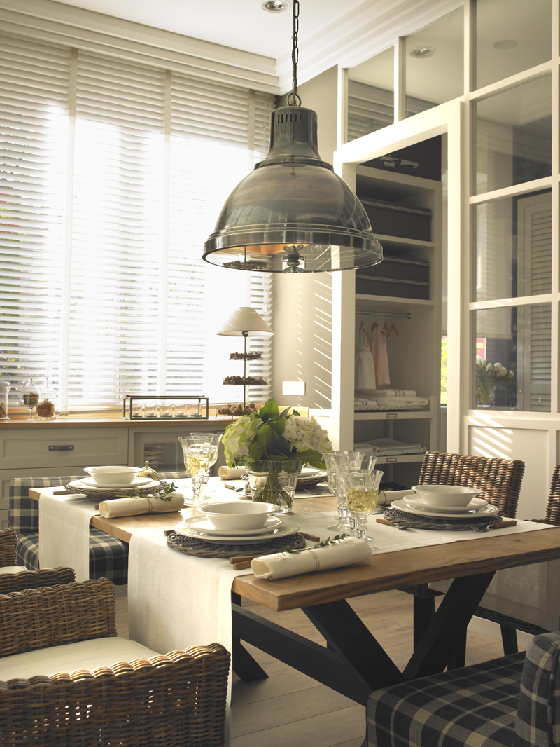 Cocina con despensa y planchador de Deulonder en Casa Decor 2013
