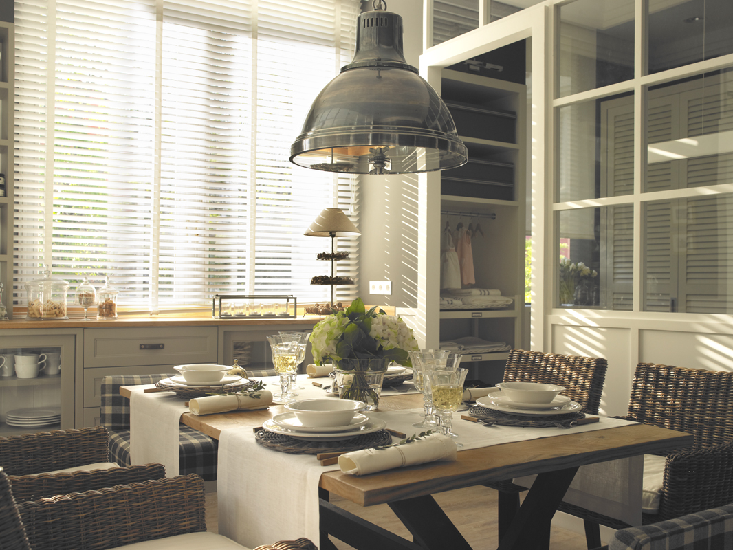 Cocina con despensa y planchador de Deulonder en Casa Decor 2013