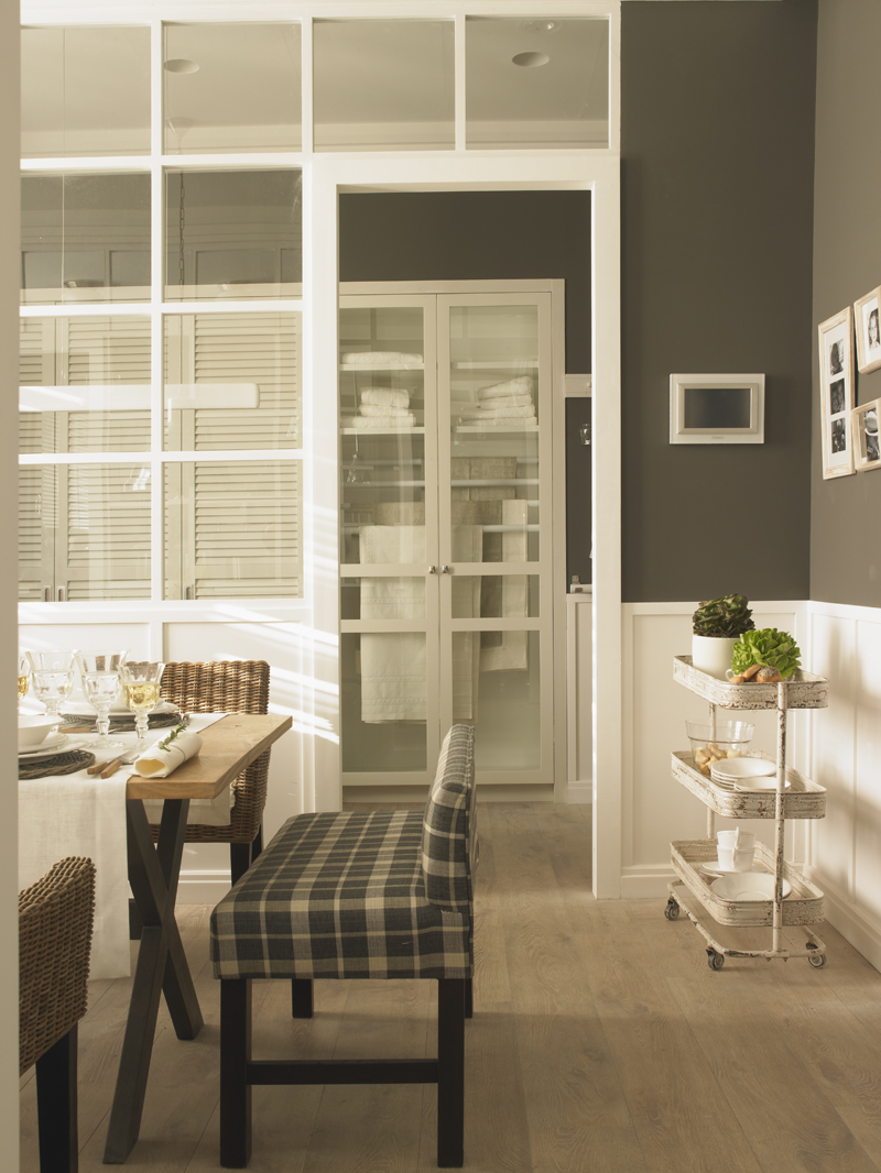 Cocina con despensa y planchador de Deulonder en Casa Decor 2013