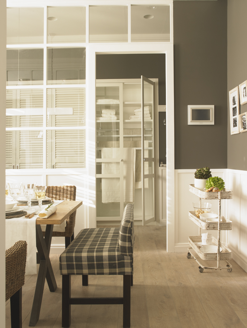 Cocina con despensa y planchador de Deulonder en Casa Decor 2013