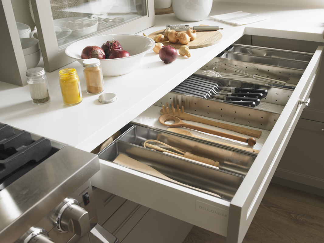 Cocina con despensa y planchador de Deulonder en Casa Decor 2013