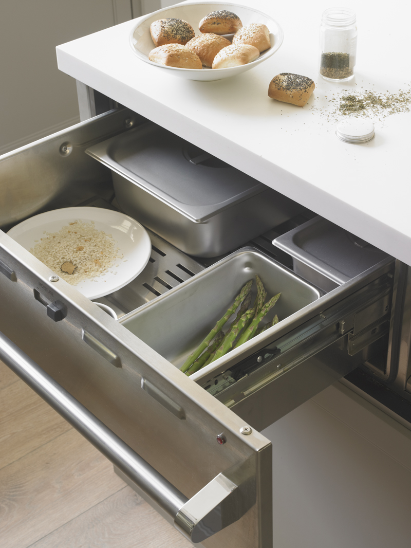 Cocina con despensa y planchador de Deulonder en Casa Decor 2013