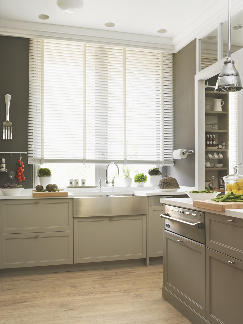 Cocina con despensa y planchador de Deulonder en Casa Decor 2013