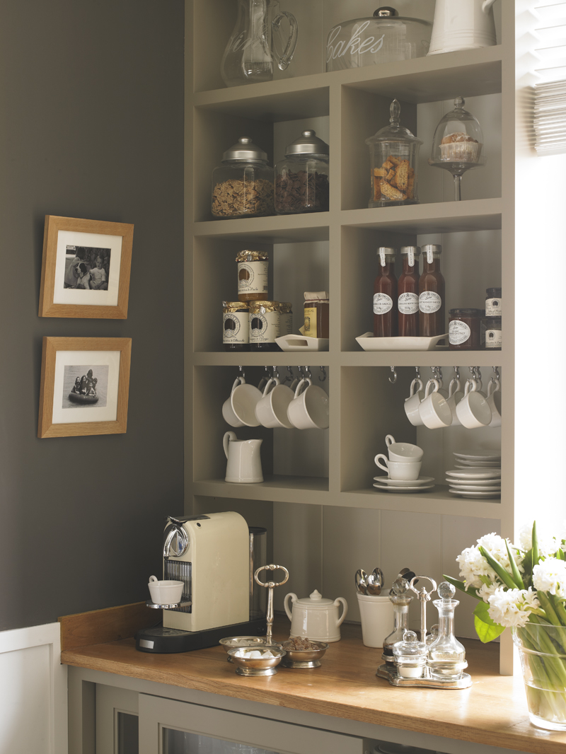 Cocina con despensa y planchador de Deulonder en Casa Decor 2013