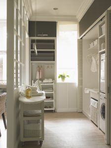 Cocina con despensa y planchador de Deulonder en Casa Decor 2013