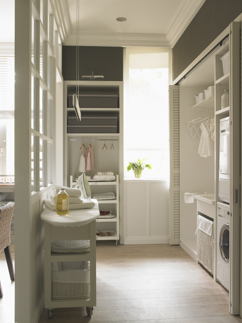 Cocina con despensa y planchador de Deulonder en Casa Decor 2013