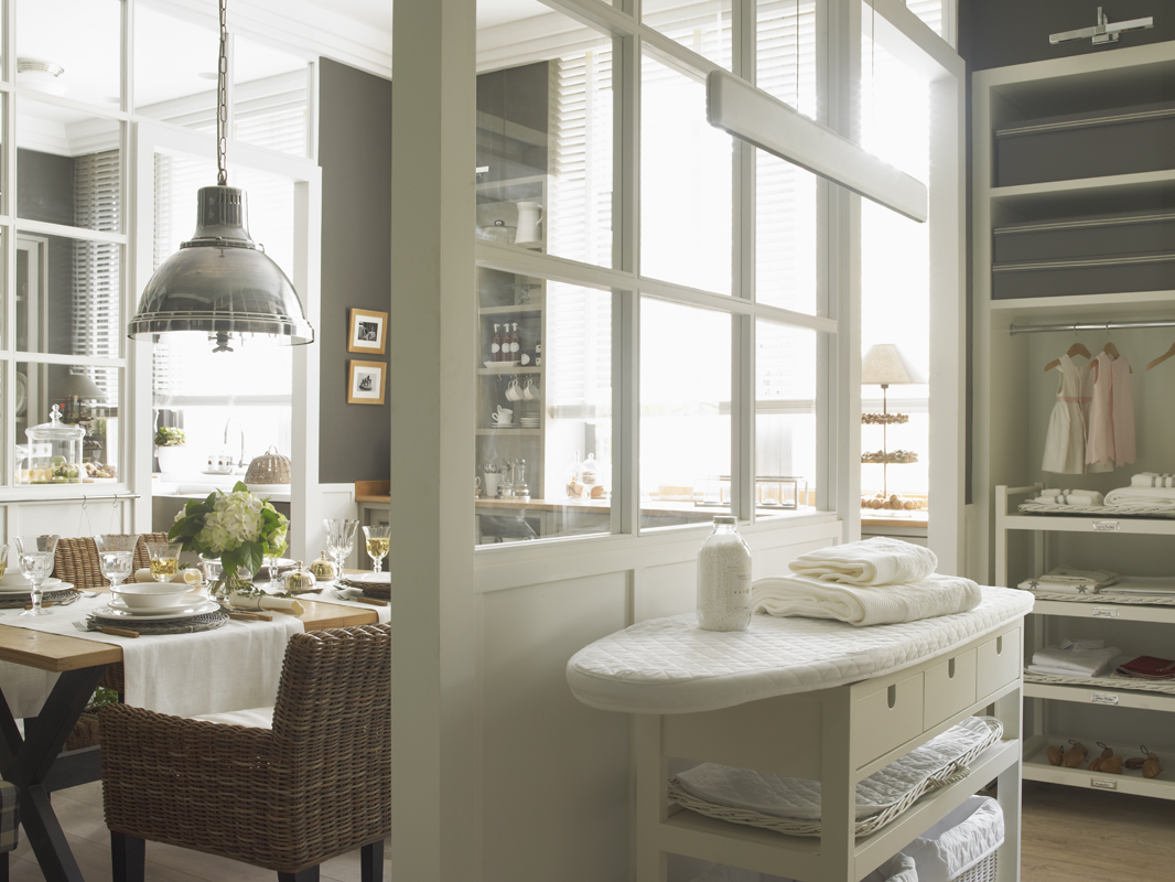 Cocina con despensa y planchador de Deulonder en Casa Decor 2013