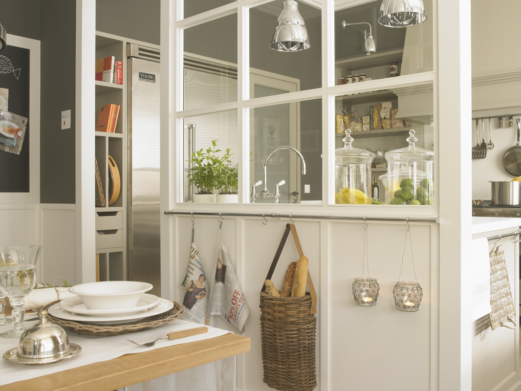 Cocina con despensa y planchador de Deulonder en Casa Decor 2013