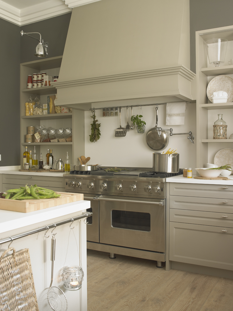 Cocina con despensa y planchador de Deulonder en Casa Decor 2013