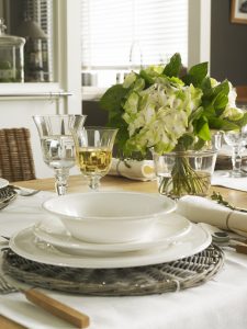 Cocina con despensa y planchador de Deulonder en Casa Decor 2013