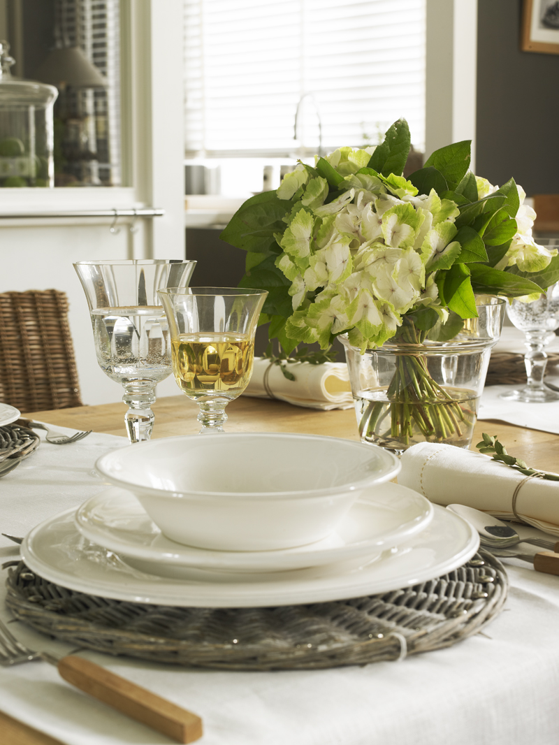 Cocina con despensa y planchador de Deulonder en Casa Decor 2013