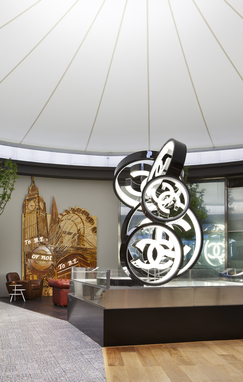 Espacio Chanel con escultura de cristal iluminado en Casa Decor 2013