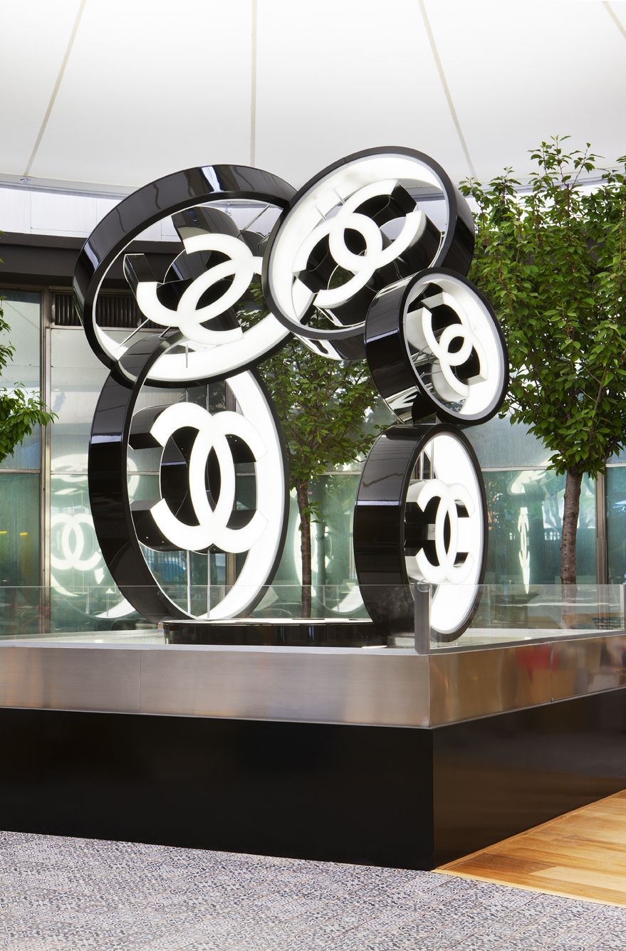 Espacio Chanel con escultura de cristal iluminado en Casa Decor 2013