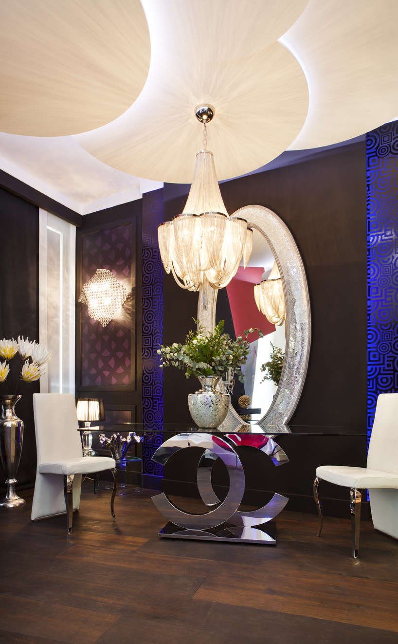 Salón con dos ambientes por Cabezuela & Asociados en Casa Decor 2013
