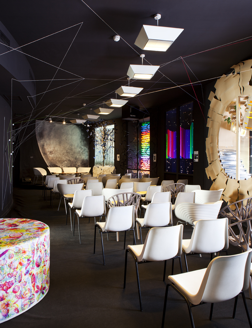 Auditorio y sala de muestras por el equipo IADE Escuela de Diseño en Casa Decor 2013