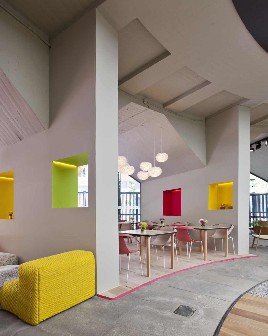 Restaurante lounge "Colourful" por el equipo de Ynot? en Casa Decor 2013