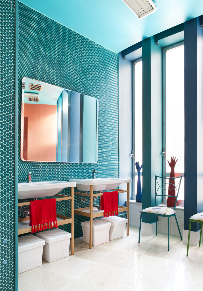 Zona de paso y cuarto de baño por Decolook en Casa Decor 2013