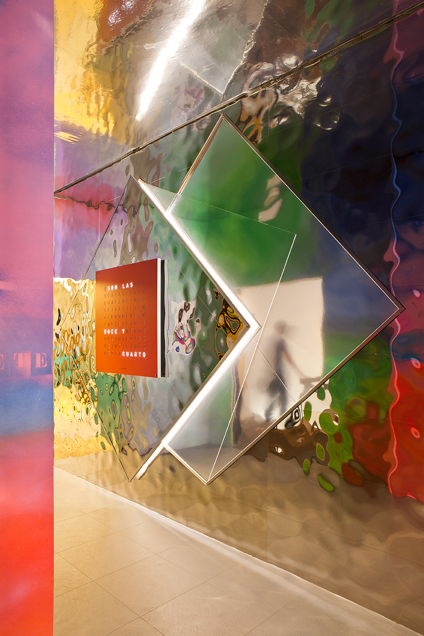Virginia del Barco, espacio QLOCKTWO, “Time in words”