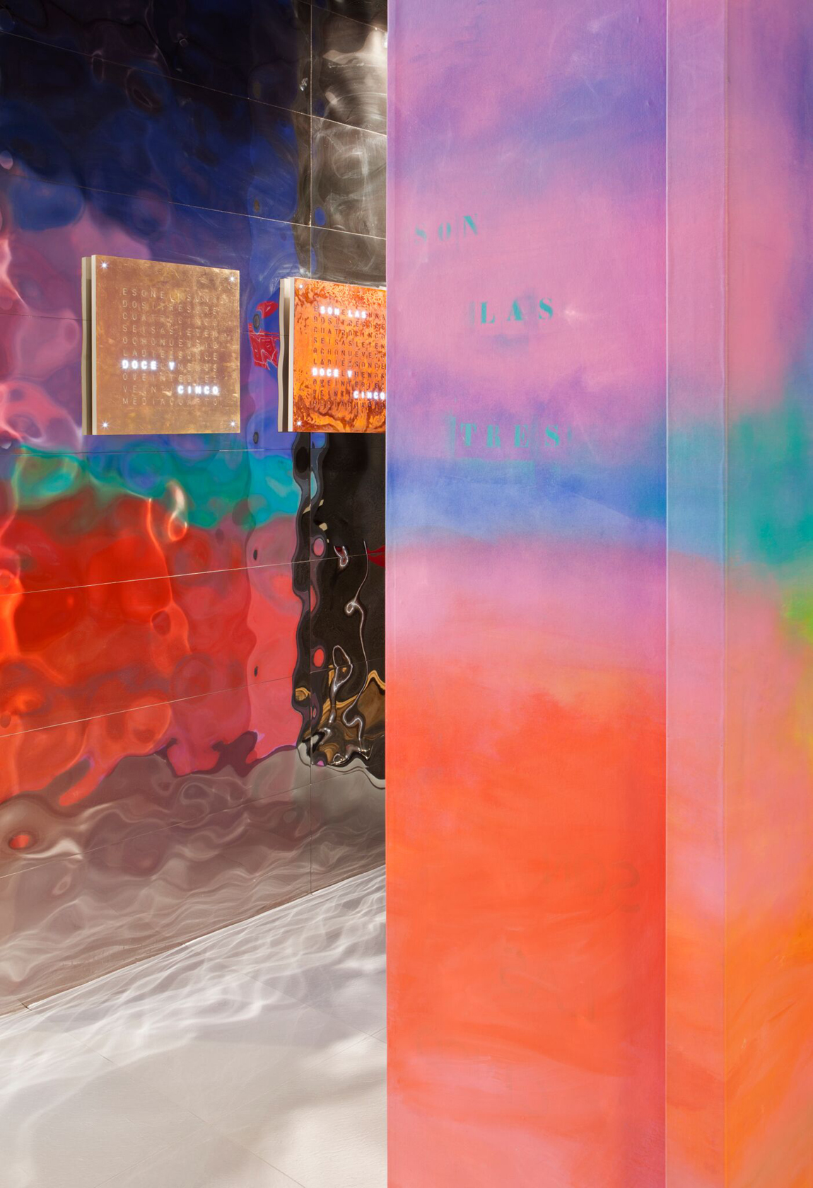 Virginia del Barco, espacio QLOCKTWO, “Time in words”
