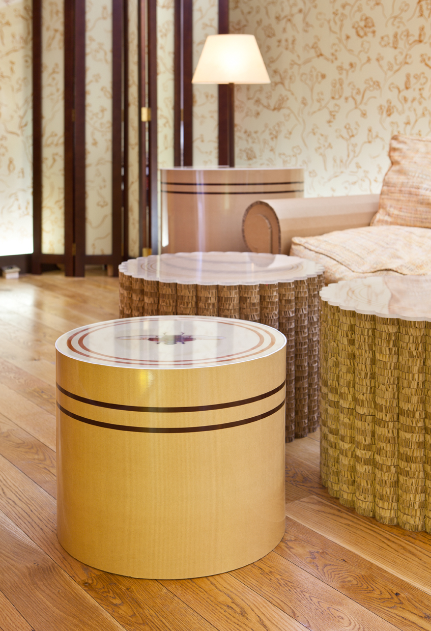 Nuria Sebastián, hall de hotel, "Caja de té"