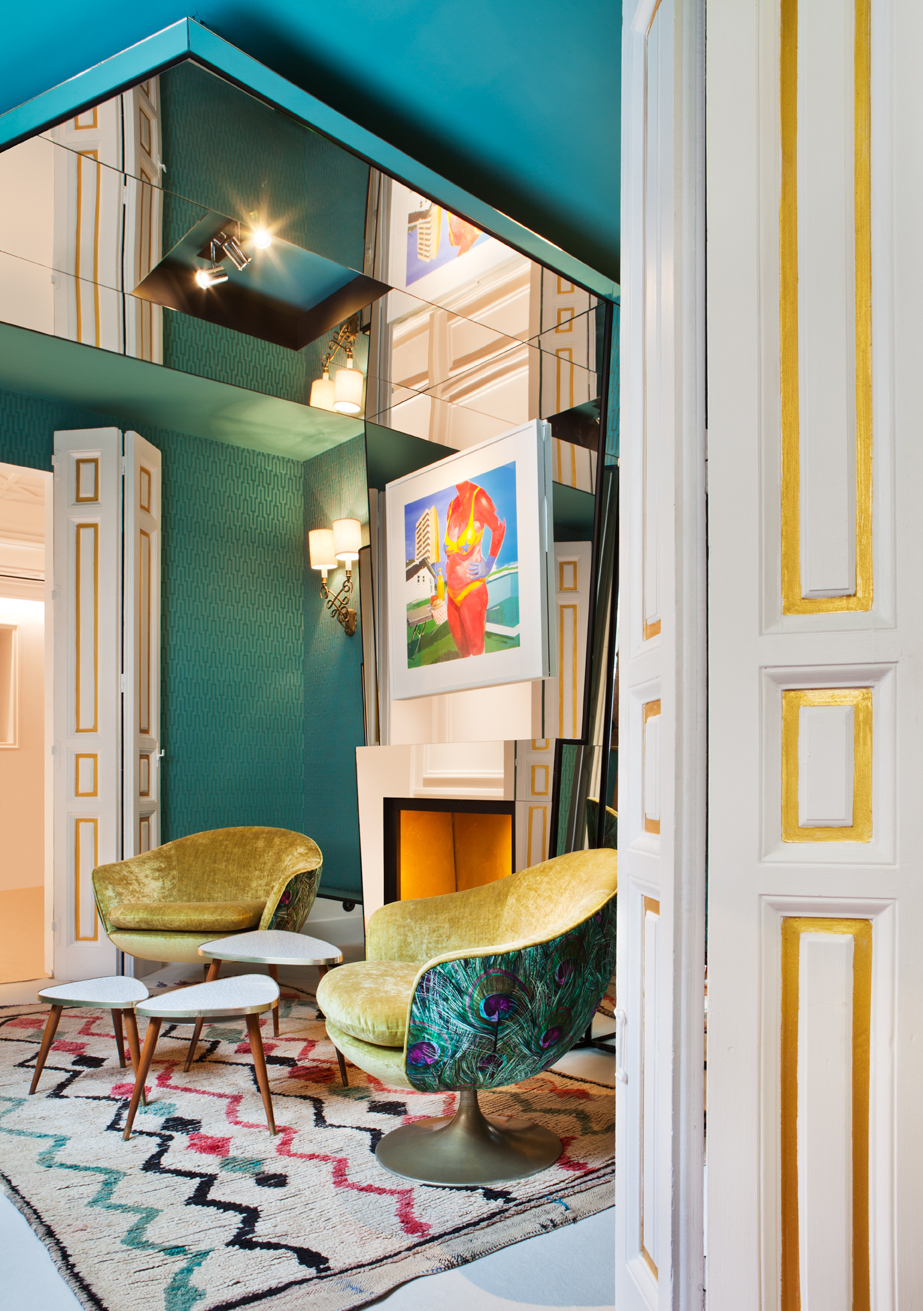 Pasillo ecléctico por Estudio Viteri-Lapeña en Casa Decor 2015
