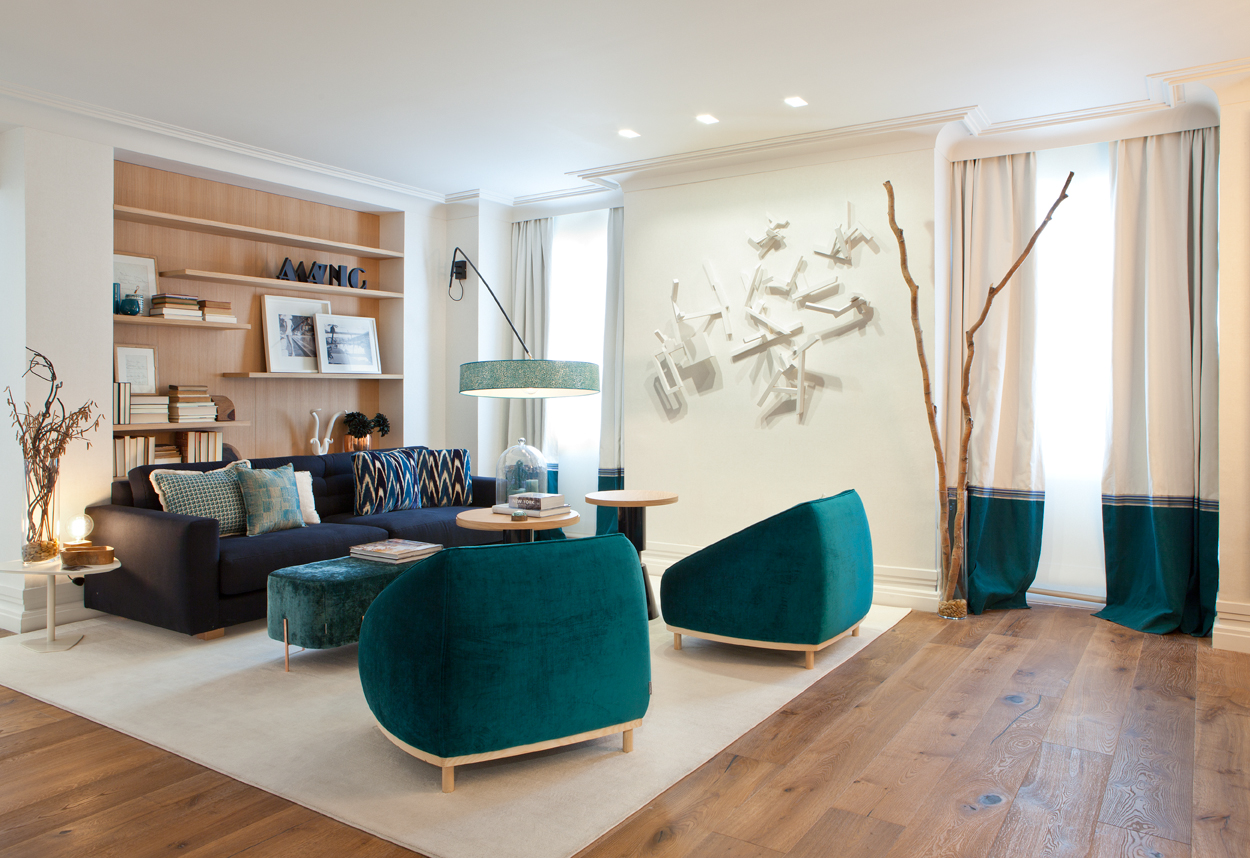 Salón con sala de televisión de Marisa Gallo en Casa Decor 2015